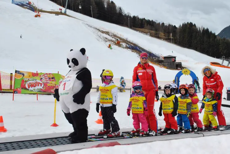 Der Panda mit Skikindern am Zauberteppich